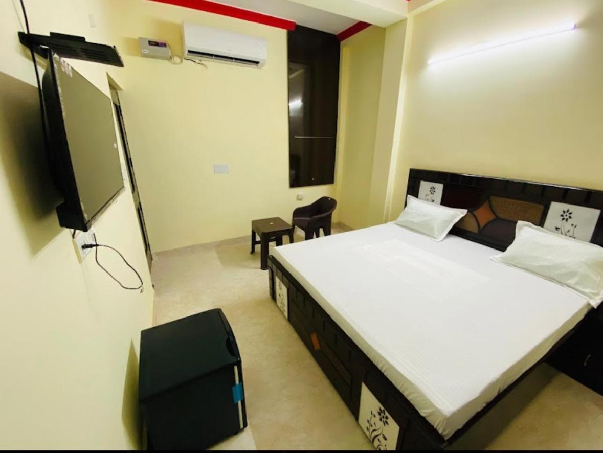 Golden Bridge Hotell New Delhi Exteriör bild